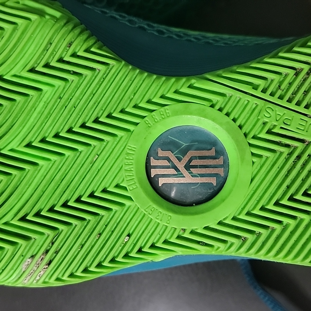 NIKE - Picture 2 of 3
